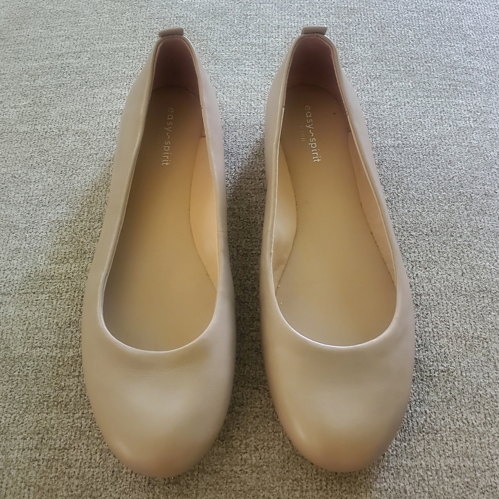 Easy Spirit Cream Tan Flats